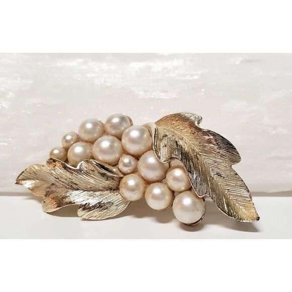 VTG Lisner Brooch Signed White Gold Tone Leaves Faux Pearl 1960's MINT Condt Pin - Picture 3 of 13